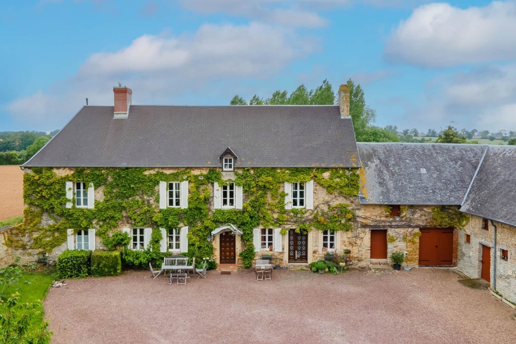 Façade extérieure d'un gîte normand avec chambres d'hôtes - Normandie