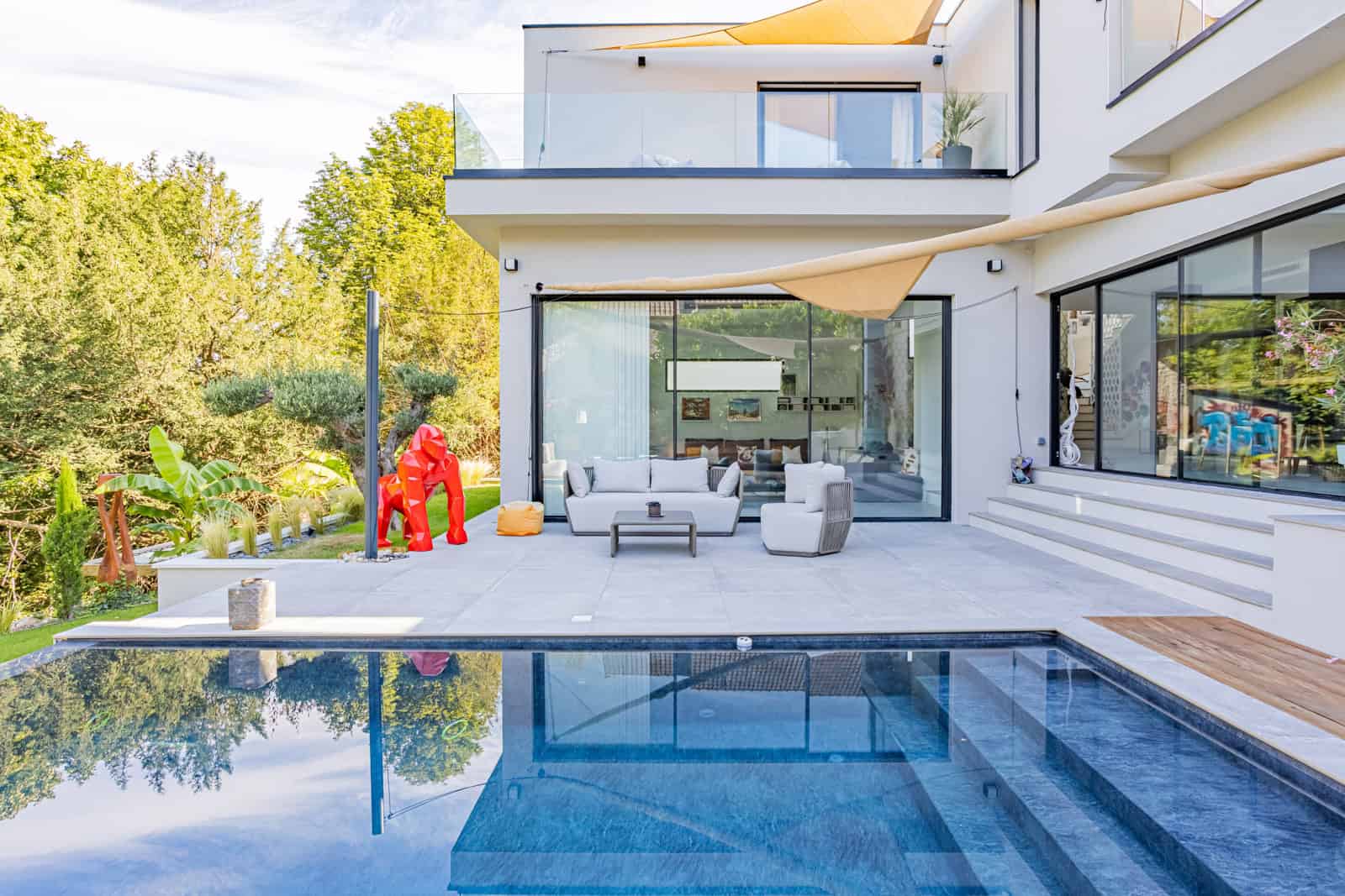 Piscine et terrasse extérieure d'une villa contemporaine - Ouistreham