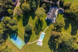 Vue drone du parc avec court de tennis et piscine d'une demeure près de Deauville