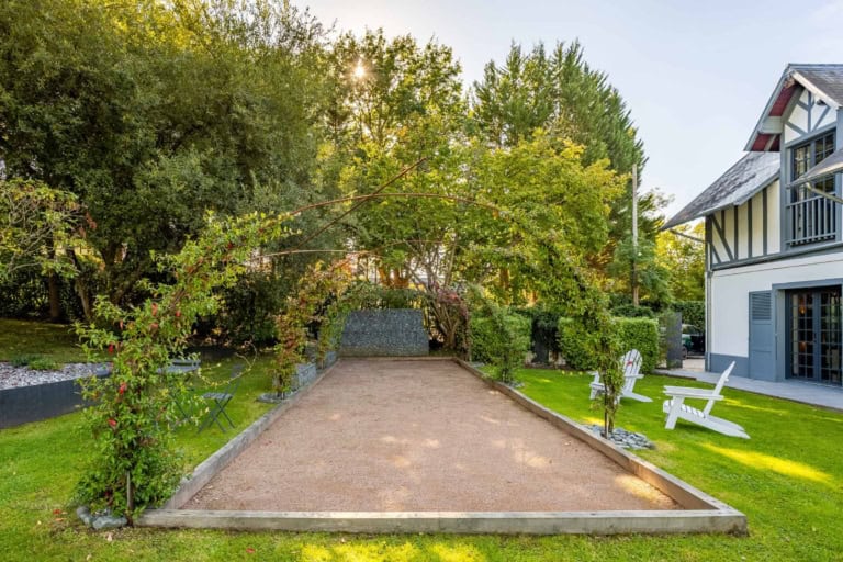 Terrain de pétanque au fond du jardin d'une propriété près de Deauville