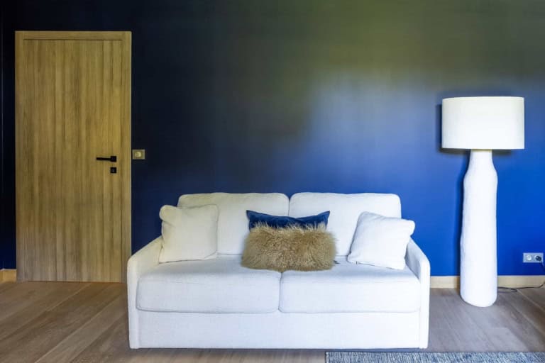 Coin salon avec canapé blanc et lampadaire dans une chambre