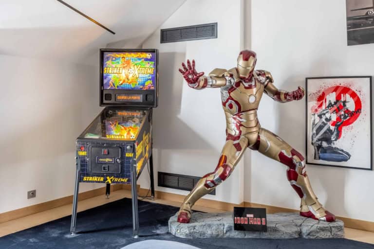Flipper et statue de collection dans la salle de jeux d'une propriété