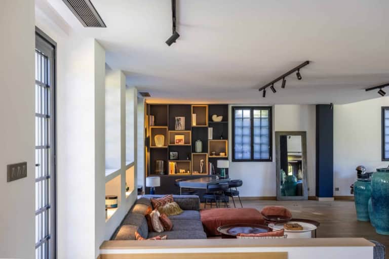 Séjour lumineux avec bibliothèque dans une maison d'exception près de Deauville