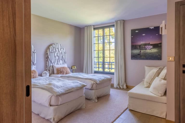 Chambre d'enfants avec deux lits et têtes de lit sculptées