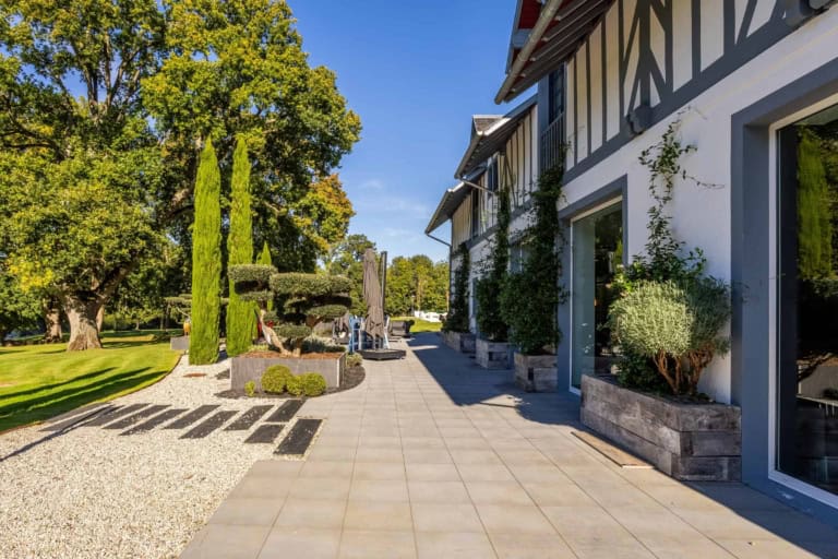 Terrasse longeant la façade à colombages d'une demeure près de Deauville