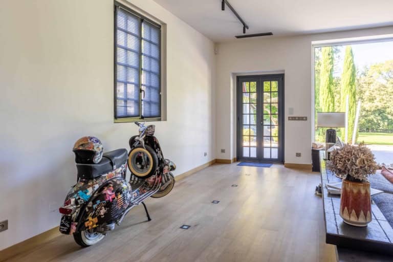 Entrée lumineuse avec scooter décoratif dans une maison de caractère