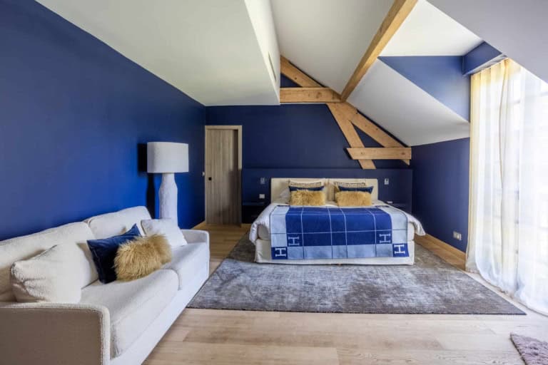 Chambre bleue sous les combles avec charpente apparente, maison de prestige à Deauville