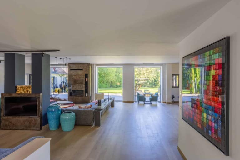 Vaste espace de vie ouvert sur le jardin dans une propriété à Deauville