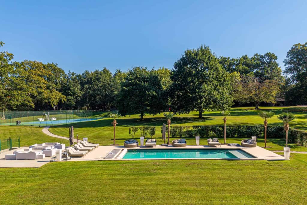 Terrasse et piscine au cœur du parc d'une propriété de prestige à Deauville