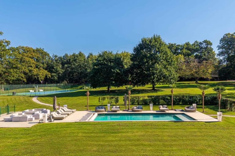 Terrasse et piscine au cœur du parc d'une propriété de prestige à Deauville