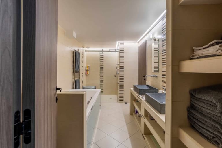 Salle de bain avec baignoire et rangements en bois clair
