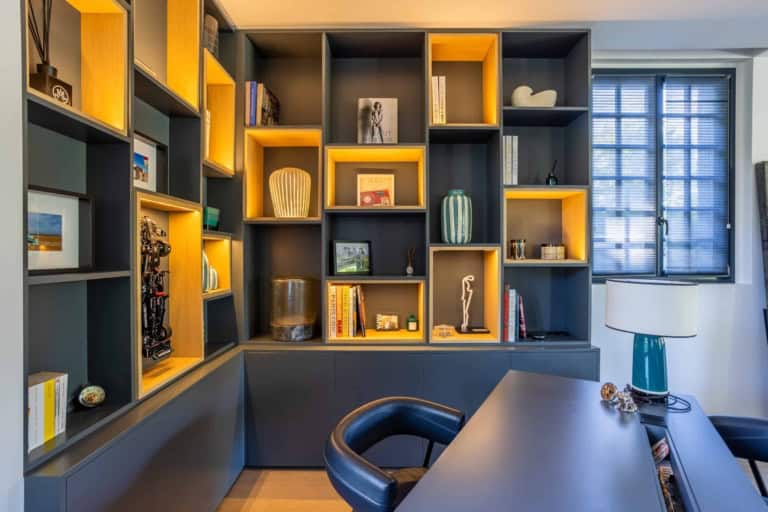 Bureau avec bibliothèque murale éclairée dans une propriété de prestige