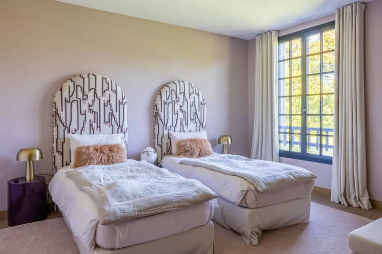Chambre aux lits jumeaux et grandes fenêtres dans une propriété près de Deauville