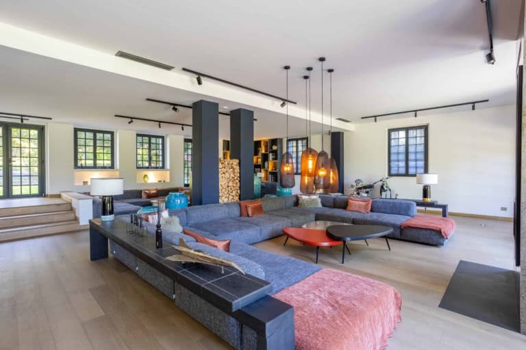 Grand salon contemporain avec canapés en angle dans une propriété près de Deauville