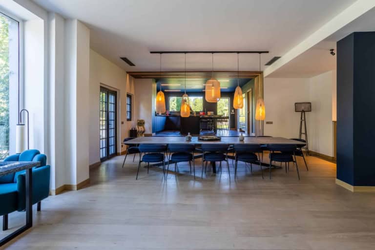 Salle à manger avec grande table et suspensions dans une propriété près de Deauville
