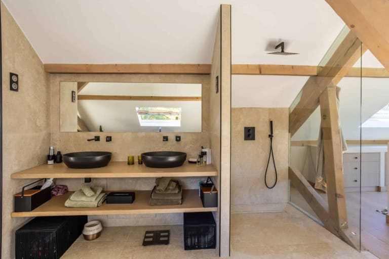 Salle de bain avec double vasque et douche à l'italienne