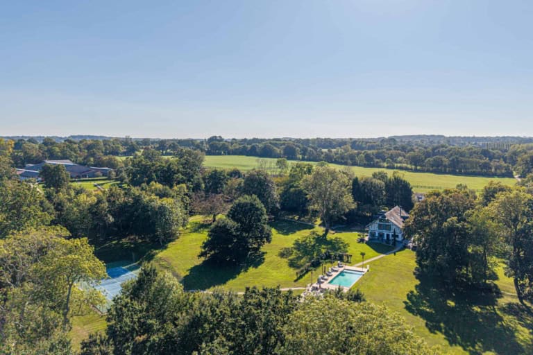 Vue aérienne par drone d'une propriété de prestige près de Deauville entourée de son parc